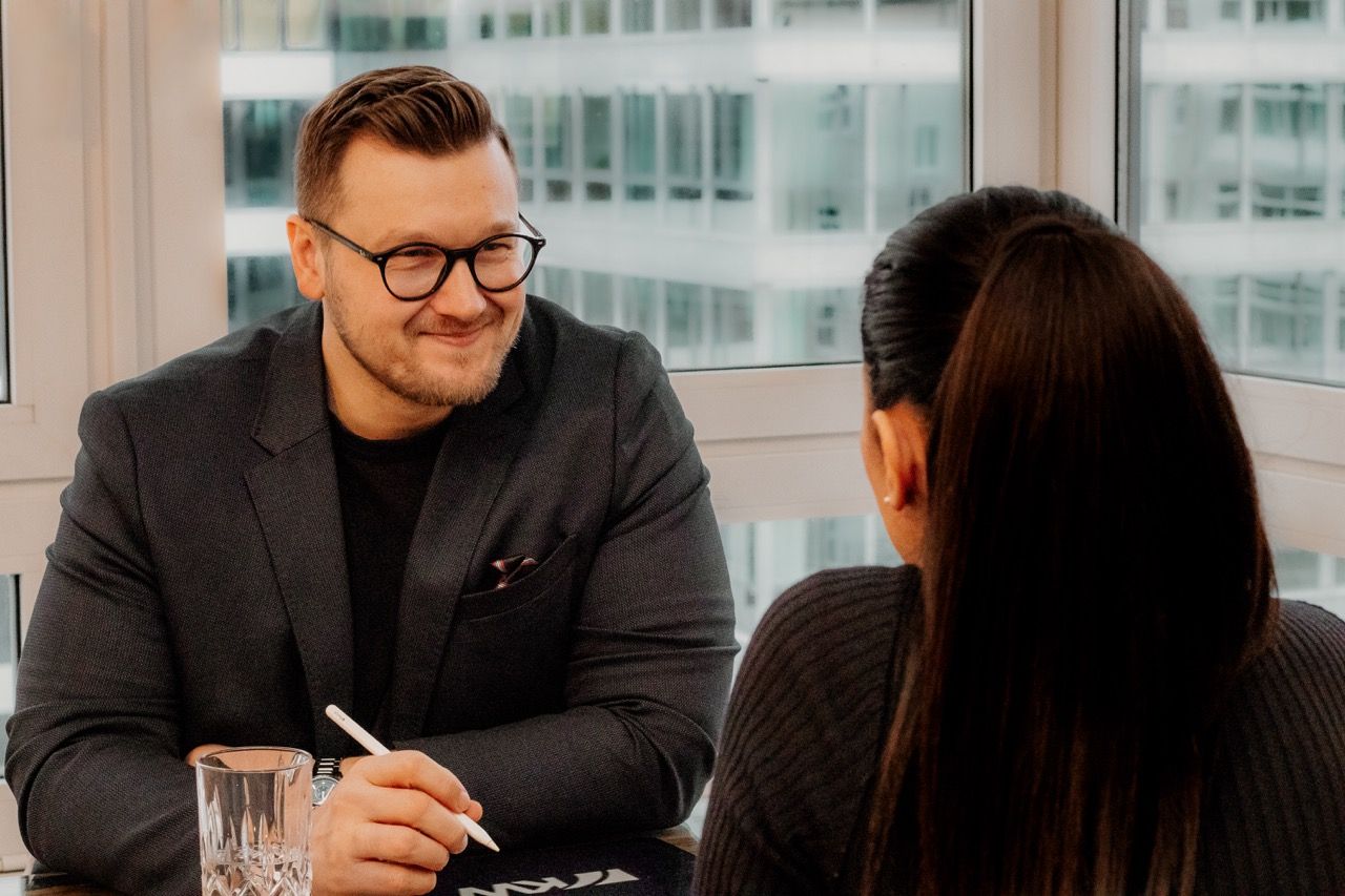 Benjamin Fitzner im Beratungsgespräch am Besprechungstisch
